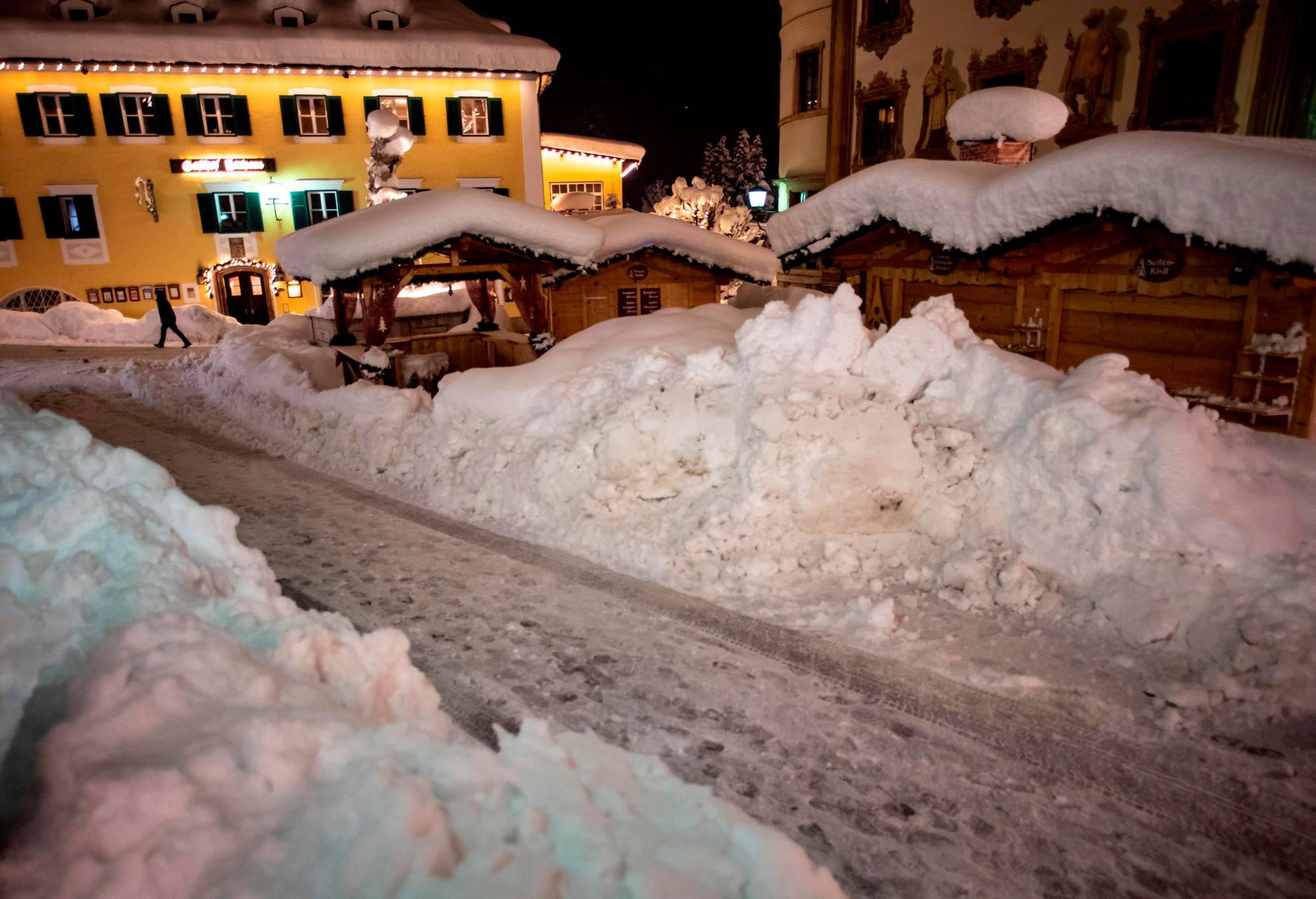 BERCHTESGADEN (ALEMANIA), 10/01/2019.- Vista general de una calle llena de nieve hoy, en la ciudad de Berchtesgaden, Baviera (Alemania). Austria y el sur de Alemania recibieron fuertes nevadas. Las previsiones meteorológicas advierten que la tormenta de nieve podría causar bloqueos de carreteras y aumentar el peligro de avalanchas en muchas partes de la región afectada. EFE