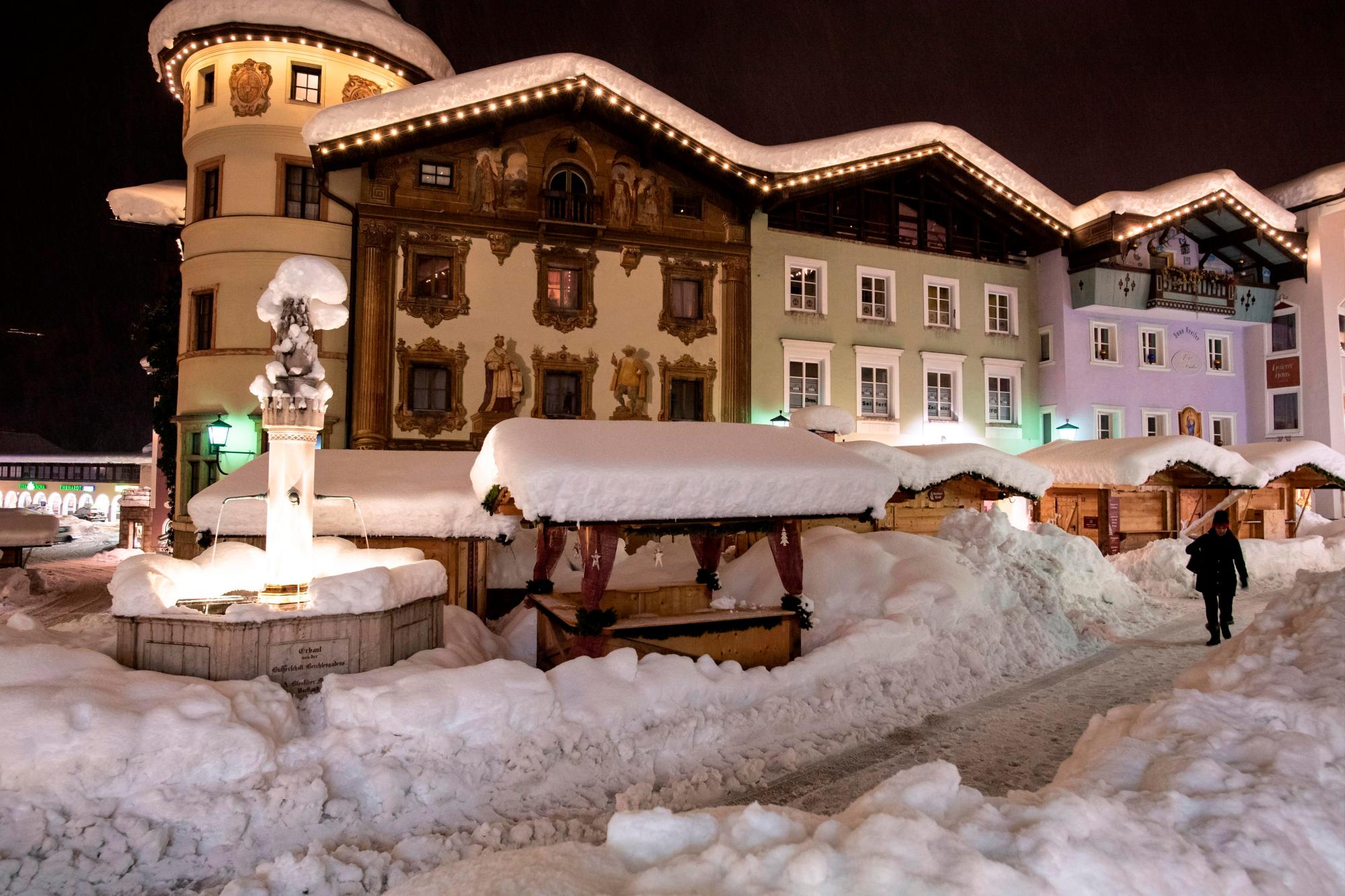 BERCHTESGADEN (ALEMANIA), 10/01/2019.- Vista general de una calle llena de nieve hoy, en la ciudad de Berchtesgaden, Baviera (Alemania). Austria y el sur de Alemania recibieron fuertes nevadas. Las previsiones meteorológicas advierten que la tormenta de nieve podría causar bloqueos de carreteras y aumentar el peligro de avalanchas en muchas partes de la región afectada. EFE