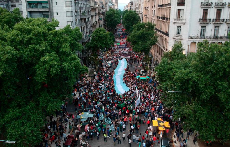 Argentinos se manifiestan contra alzas en servicios públicos