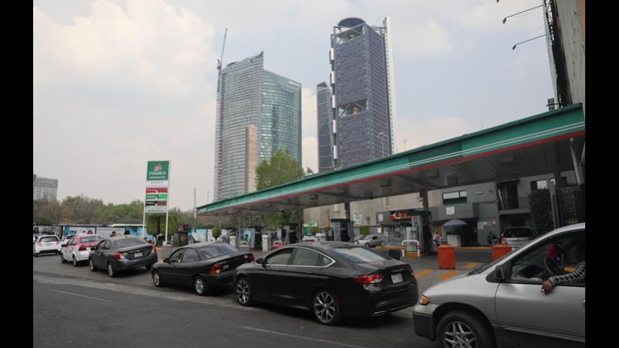 Mexicanos “gastan” fin de semana para cargar gasolina ante desabastecimiento