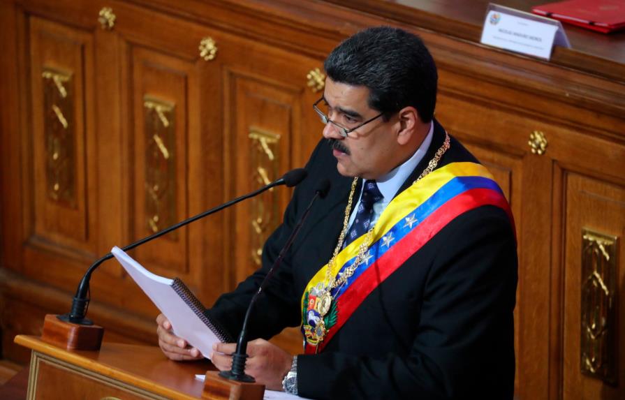 Maduro aumenta el salario mínimo un 300 % y mantiene pago de nóminas privadas