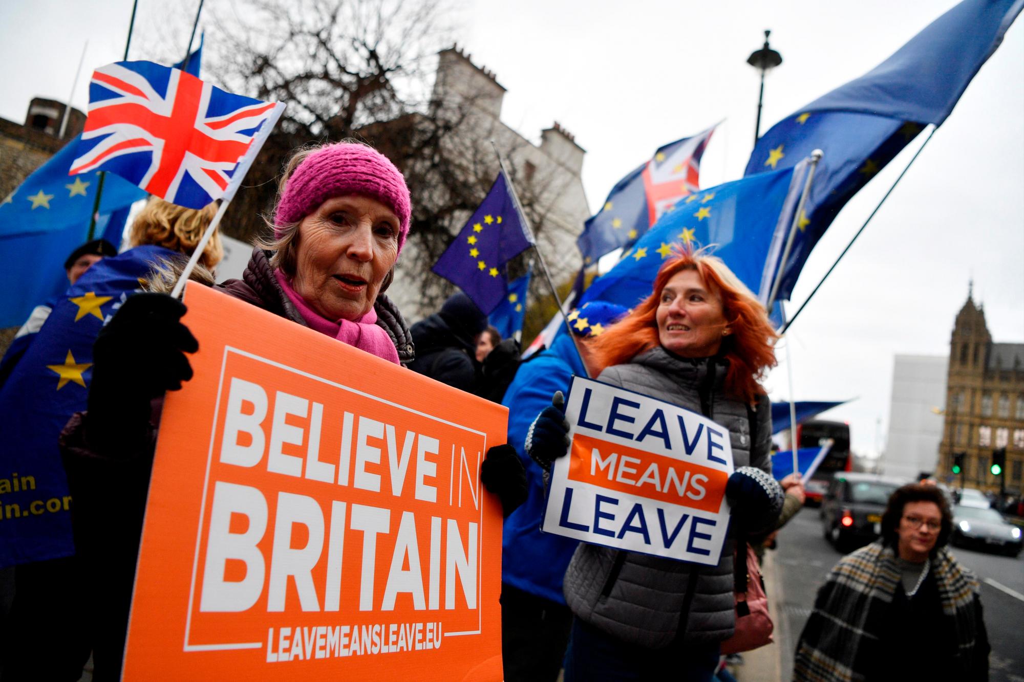 LONDRES (REINO UNIDO), 15/01/2019.- Manifestantes a favor del brexit se concentran ante el Parlamento en Londres, Reino Unido, hoy, 15 de enero de 2019. La Cámara de los Comunes celebra esta noche la crucial votación del acuerdo del brexit negociado entre Londres y Bruselas, dos años y medio después de que los británicos votasen en un referéndum a favor de salir de la Unión Europea (UE).