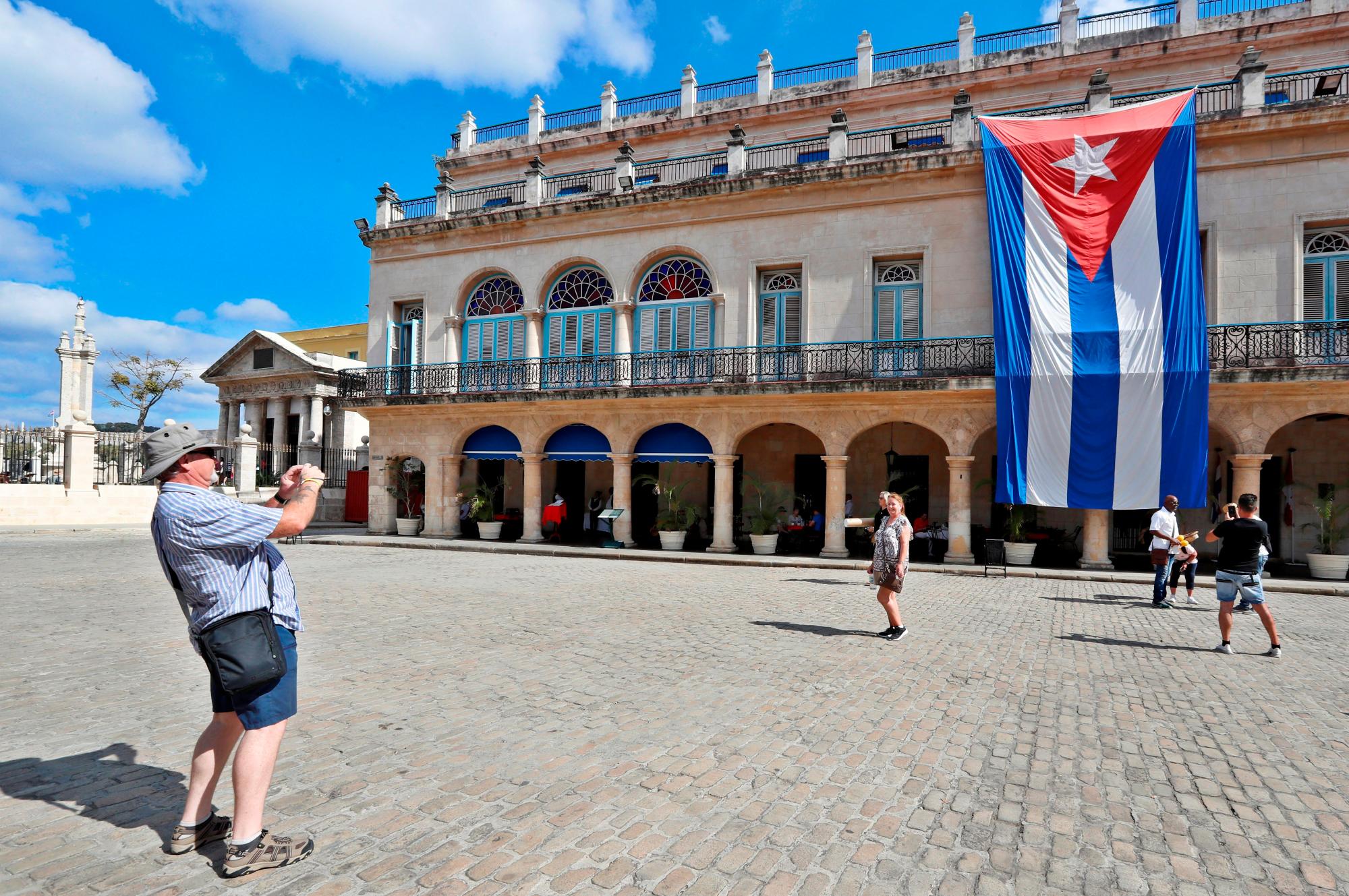 LA HABANA (CUBA)16/01/2019.- Turistas disfrutan del invierno tropical de La isla Caribeña, hoy 16 de enero del 2019, en La Habana, Cuba.