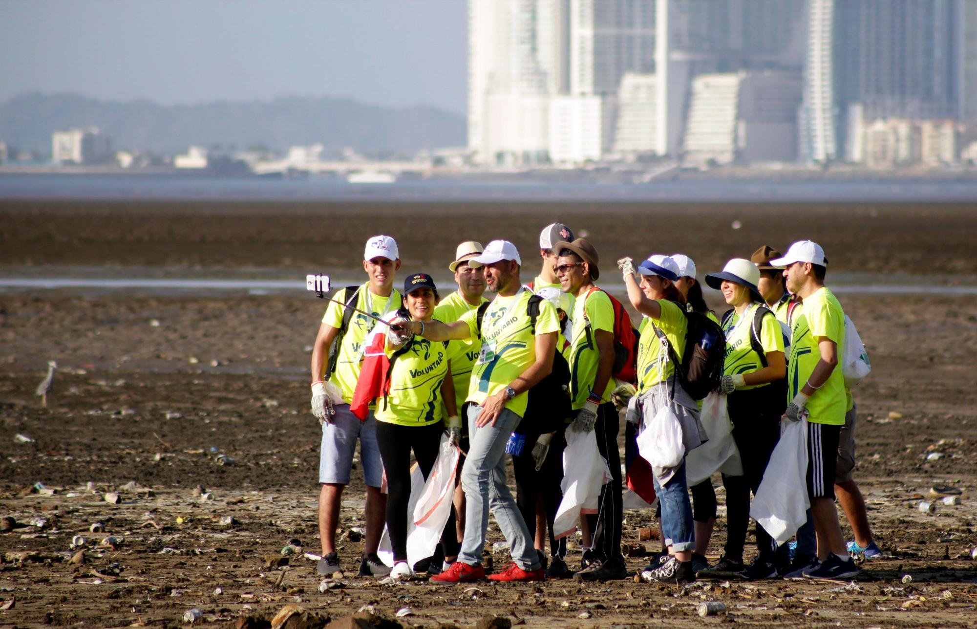 CIUDAD DE PANAMÁ (PANAMÁ), 18/1/2019.- Voluntarios se toman fotos mientras recogen basura en una playa este viernes, en Ciudad de Panamá (Panamá). Unos 2.000 voluntarios de la Jornada Mundial de la Juventud Panamá 2019 (JMJ) se reunieron en el malecón de Costa del Este, en la capital panameña, a recolectar basura que se acumula en la playa.EFE/Carlos Lemos