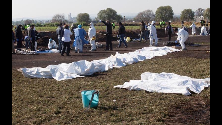 Familiares de víctimas de la explosión de México lidian con la desesperación