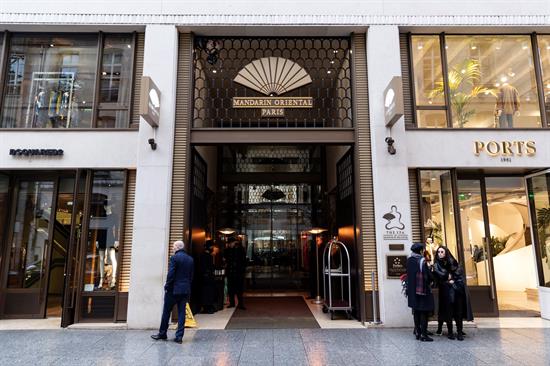 Entrada principal del Hotel Mandarín Oriental, en el que se alojó el cantante y rapero estadounidense Chris Brown durante su estancia en París (Francia), este martes.