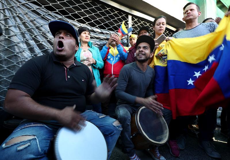 Juanes, Sanz, Fonsi y otros llaman a venezolanos a “resistir” contra Maduro