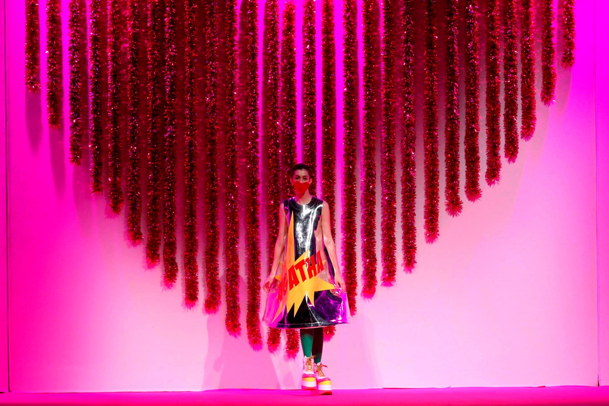 Una modelo luce las creaciones de la colección otoño - invierno 2019-20 de la diseñadora Agatha Ruiz de la Prada durante la pasarela Mercedes Benz Fashion Week de Madrid. 