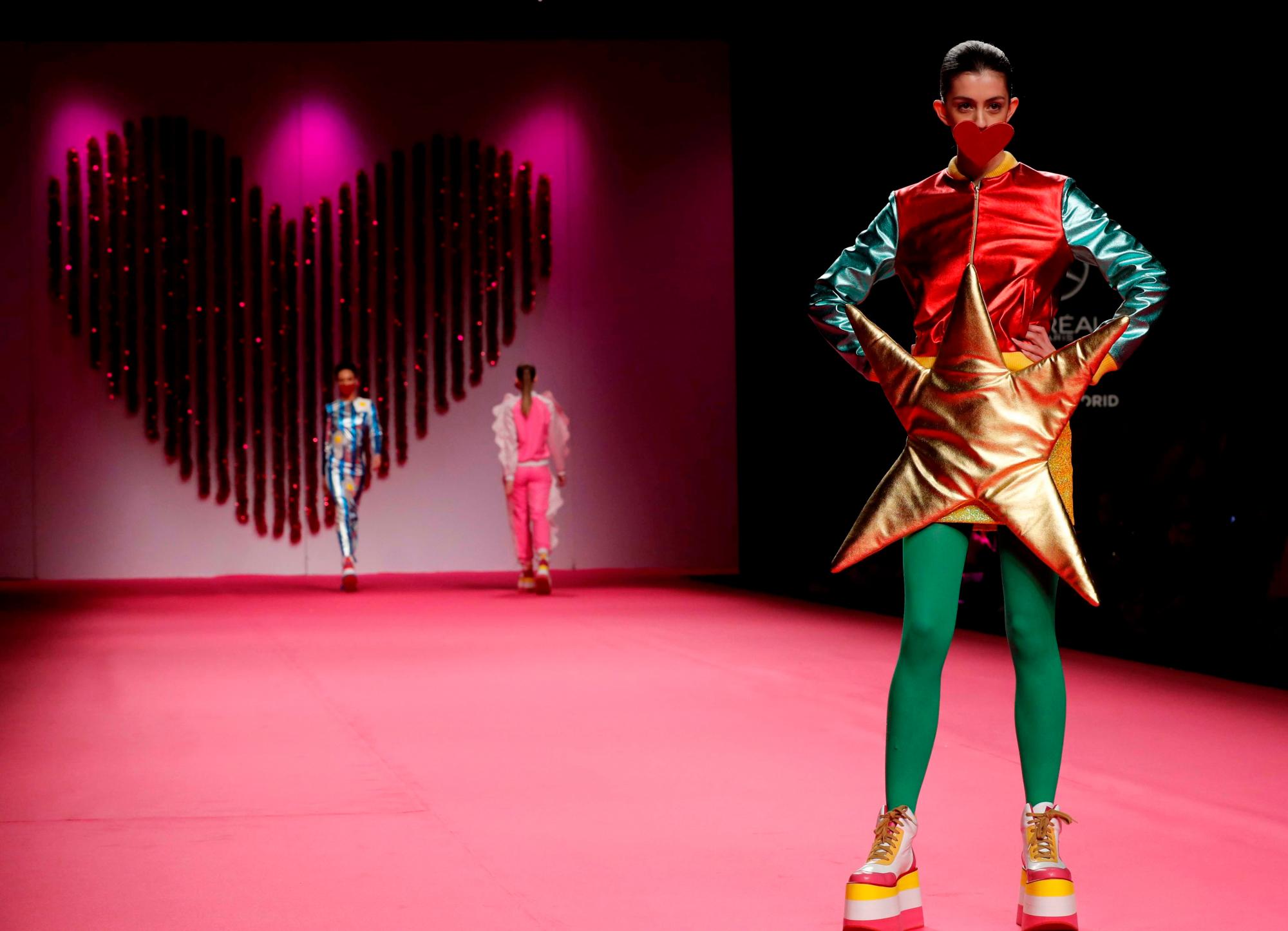 Una modelo luce las creaciones de la colección otoño - invierno 2019-20 de la diseñadora Agatha Ruiz de la Prada durante la pasarela Mercedes Benz Fashion Week de Madrid. 