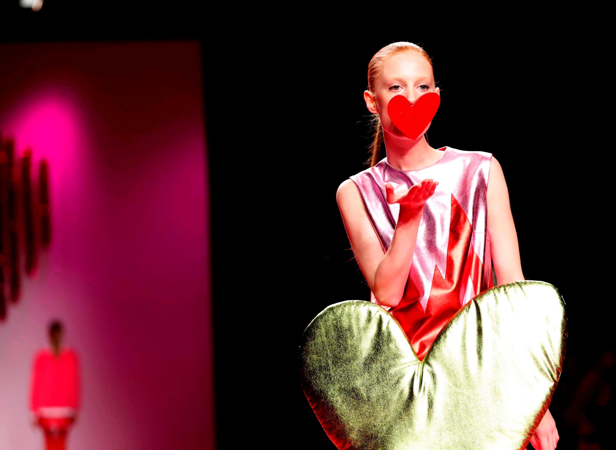 Una modelo luce las creaciones de la colección otoño - invierno 2019-20 de la diseñadora Agatha Ruiz de la Prada.