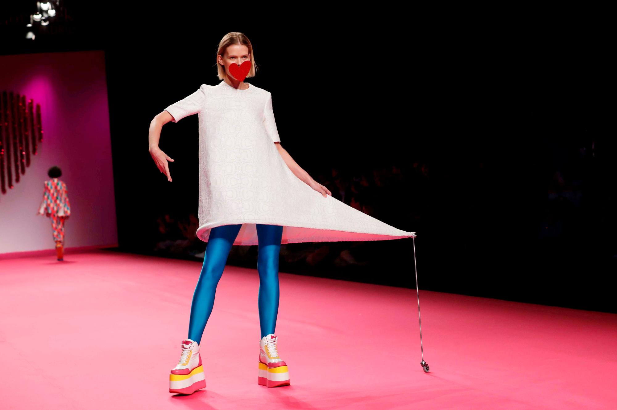 Una modelo luce las creaciones de la colección otoño - invierno 2019-20 de la diseñadora Agatha Ruiz de la Prada.