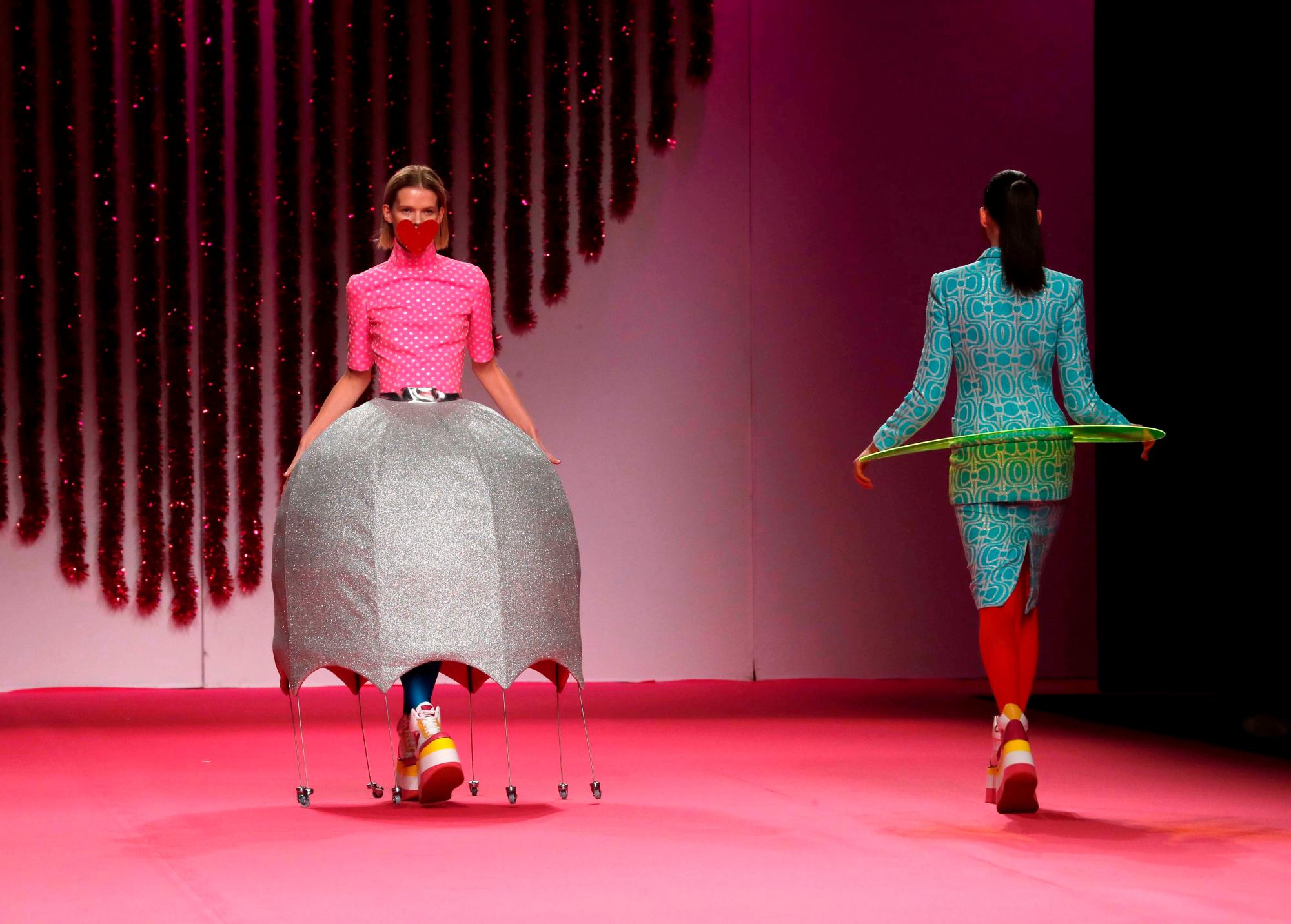 Una modelo luce las creaciones de la colección otoño - invierno 2019-20 de la diseñadora Agatha Ruiz de la Prada.