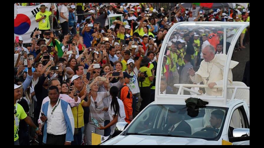 El Papa pide a jóvenes ser “influenciadores” y llama al mundo a darles raíces