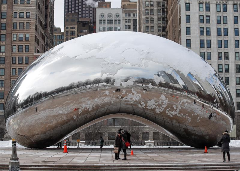 Personas posan para una fotografía frente a la escultura Cloud Gate durante la ola de frío polar, en Chicago, Illinois (EE. UU.). Según los meteorólogos, las temperaturas en el área de Chicago podrían bajar a menos 31 grados centígrados (-25F).