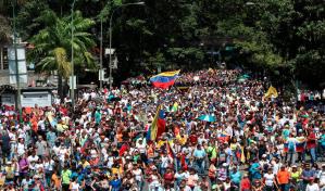 Opositores aclaman a su esperado líder, chavistas defienden la revolución