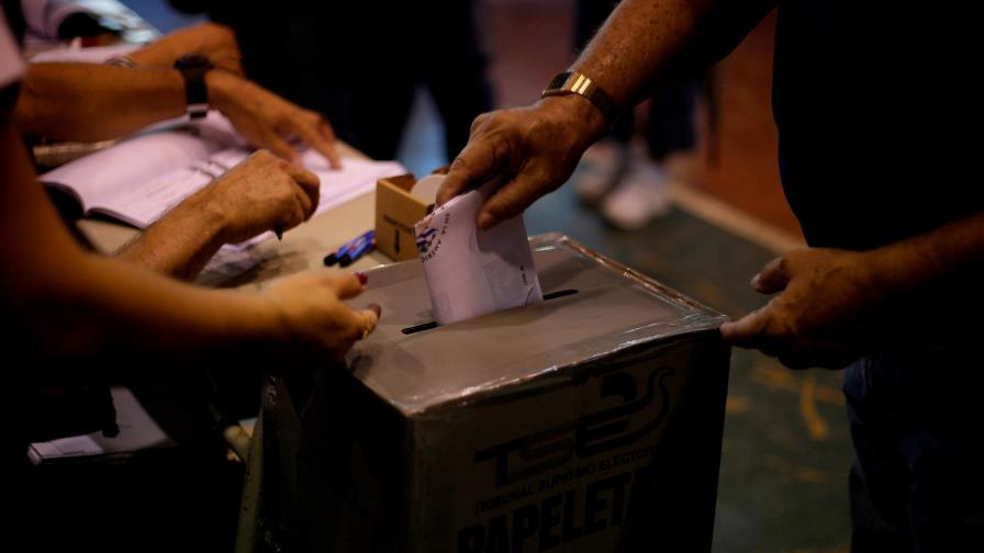 Cierran centros de votación en El Salvador y comienza recuento de papeletas