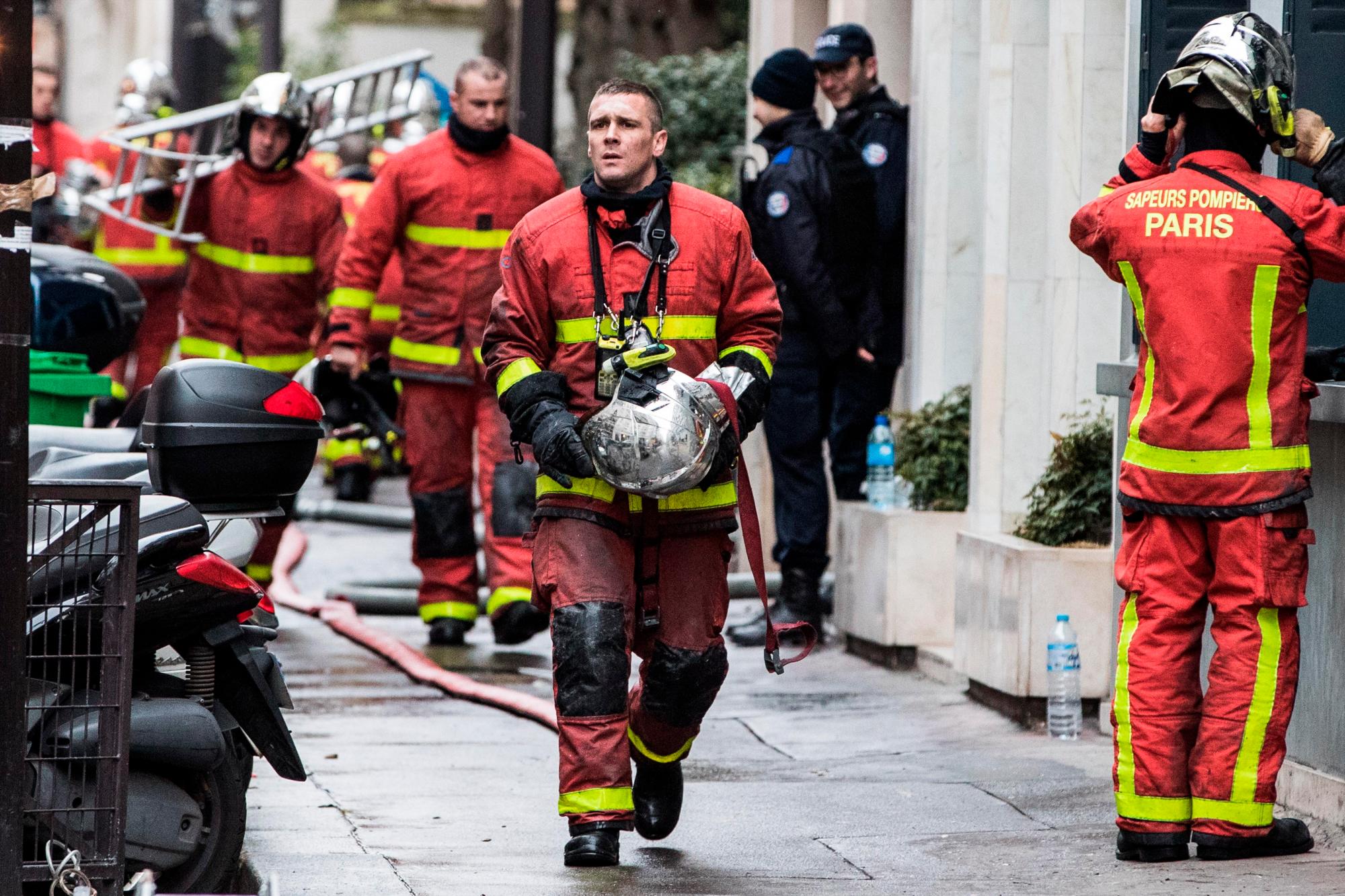 Bomberos trabajan en las labores de extinción de un edificio de ocho plantas en el distrito 16 de París.