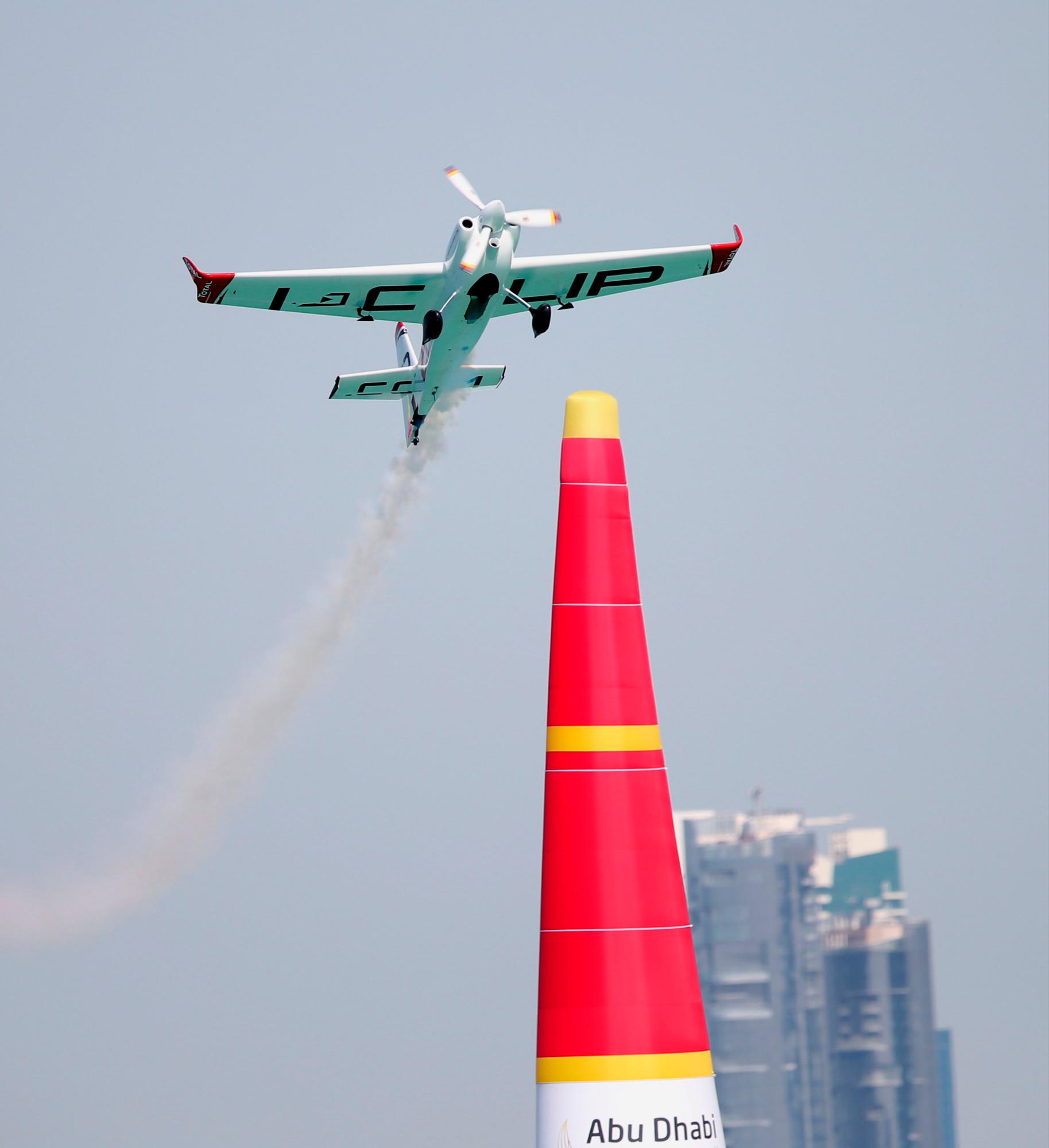 Abu Dhabi (Emiratos Árabes Unidos), 09/02 / 2019.- Matthias Dolderer de Alemania se presenta durante el Campeonato Mundial Red Bull Air Race en Abu Dhabi, Emiratos Árabes Unidos, 09 de febrero de 2019. (Alemania, Emiratos Árabes Unidos)