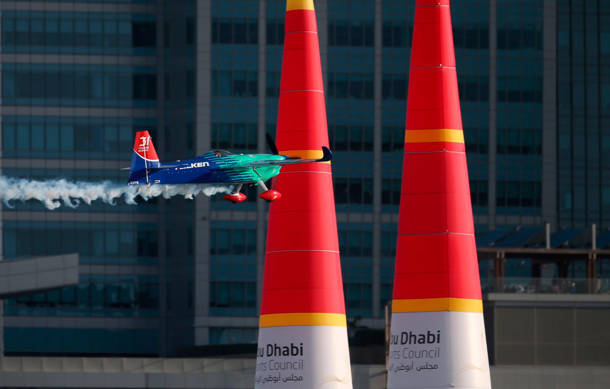 Abu Dhabi (Emiratos Árabes Unidos), 09/02 / 2019.- El ganador del primer lugar Yoshihide Muroya de Japón se presenta durante los últimos cuatro del Campeonato Mundial Red Bull Air Race en Abu Dhabi, Emiratos Árabes Unidos, 09 de febrero de 2019. (Japón, Emiratos Árabes Unidos)