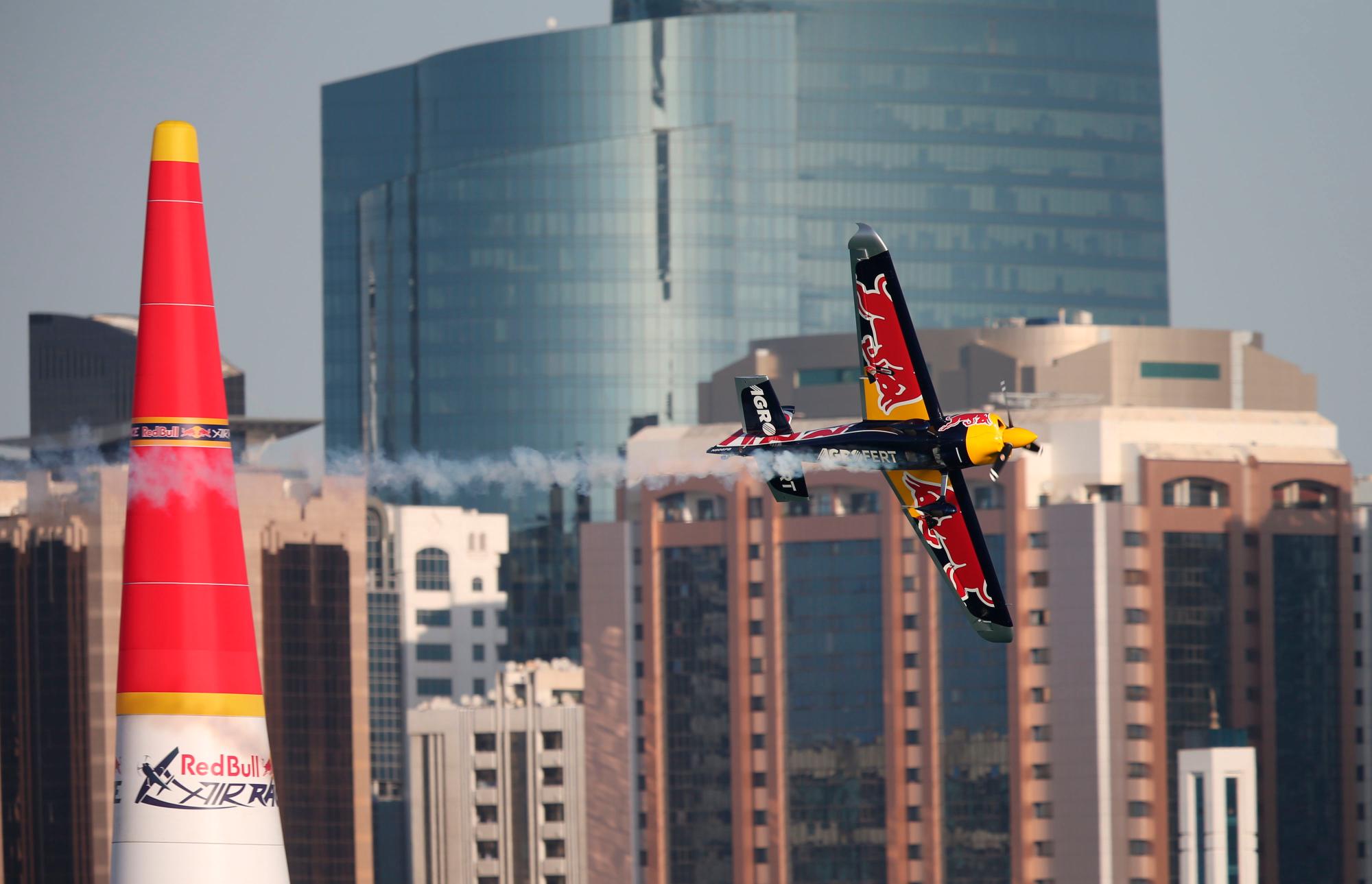 Abu Dhabi (Emiratos Árabes Unidos), 09/02 / 2019.- Martin Sonka, ganador de la segunda posición, se presenta durante los cuatro últimos del Campeonato Mundial Red Bull Air Race en Abu Dhabi, Emiratos Árabes Unidos, 09 de febrero de 2019. (República Checa, Emiratos Árabes Unidos)