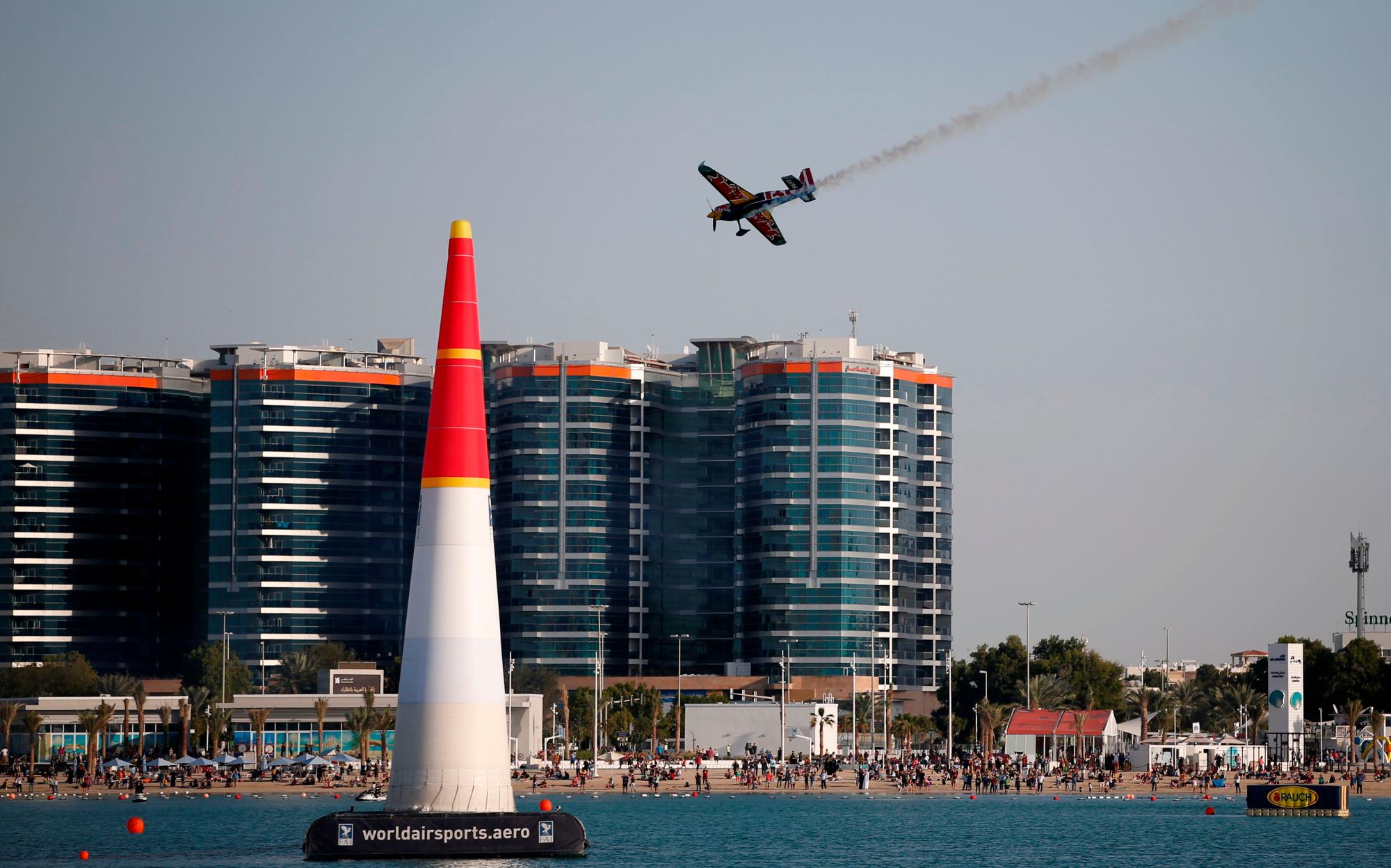 Abu Dhabi (Emiratos Árabes Unidos), 09/02 / 2019.- Martin Sonka, ganador de la segunda posición, se presenta durante los cuatro últimos del Campeonato Mundial Red Bull Air Race en Abu Dhabi, Emiratos Árabes Unidos, 09 de febrero de 2019. (República Checa, Emiratos Árabes Unidos)