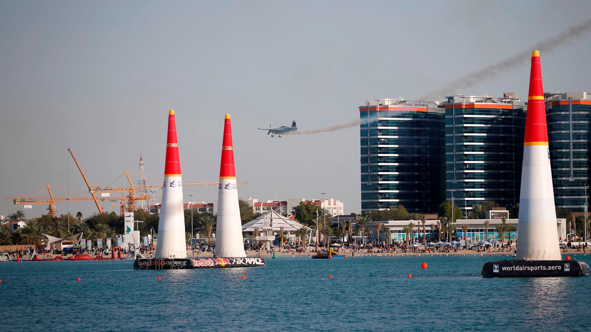 Abu Dhabi (Emiratos Árabes Unidos), 09/02 / 2019.- El ganador del tercer lugar Michael Goulian de los Estados Unidos se presenta durante los últimos cuatro del Campeonato Mundial Red Bull Air Race en Abu Dhabi, Emiratos Árabes Unidos, 09 de febrero de 2019. (Emiratos Árabes Unidos, Estados Unidos)