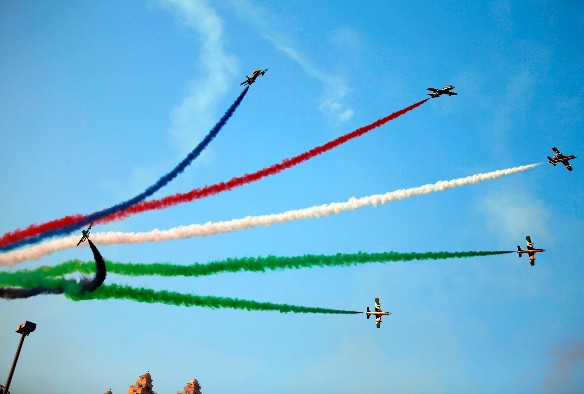 Abu Dhabi (Emiratos Árabes Unidos), 09/02 / 2019.- Emiratos Árabes Unidos Al Fursan Aerobatic Team se presenta después del Campeonato Mundial Red Bull Air Race en Abu Dhabi, Emiratos Árabes Unidos, 09 de febrero de 2019. (Emiratos Árabes Unidos)