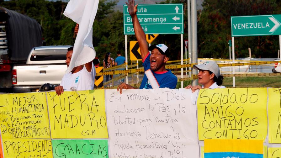 Chavismo reparte medicinas y alimentos en la frontera en desafío a demandas de ayuda