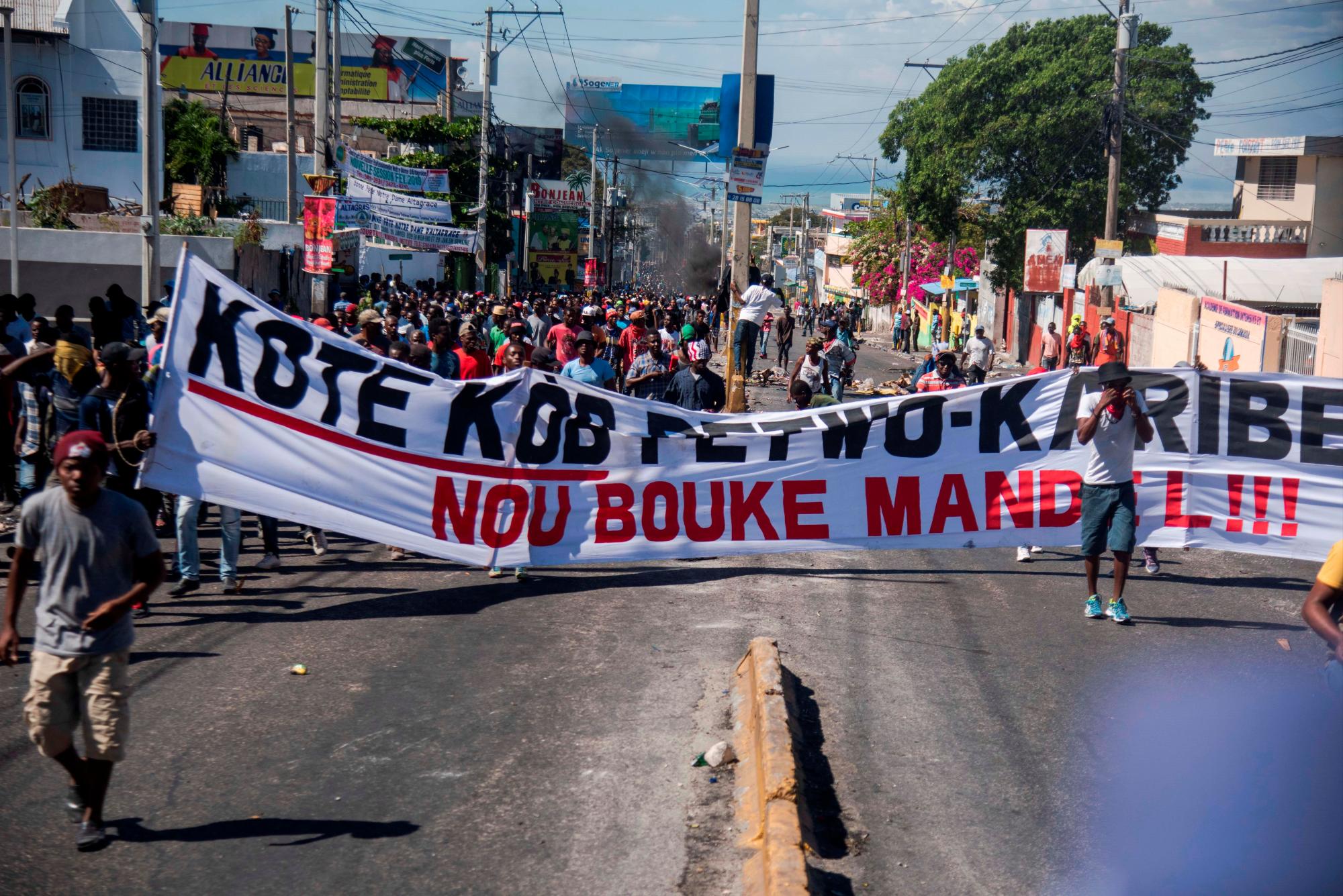 Cientos de personas participan en una protesta este lunes en Puerto Príncipe (Haití).  