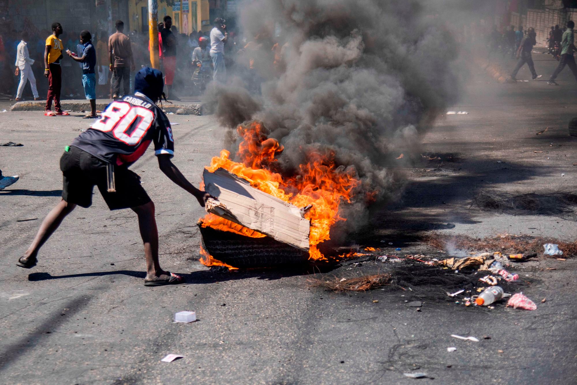 La quema de neumáticos forma parte de las manifestaciones de protesta contra el gobierno de Haití.