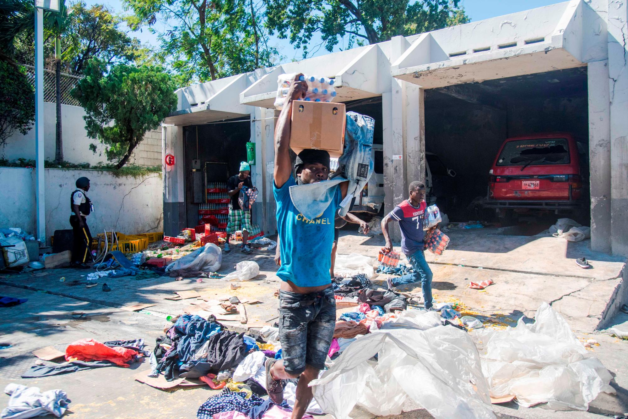 Personas saquean una bodega durante una protesta este lunes en Puerto Príncipe (Haití). 