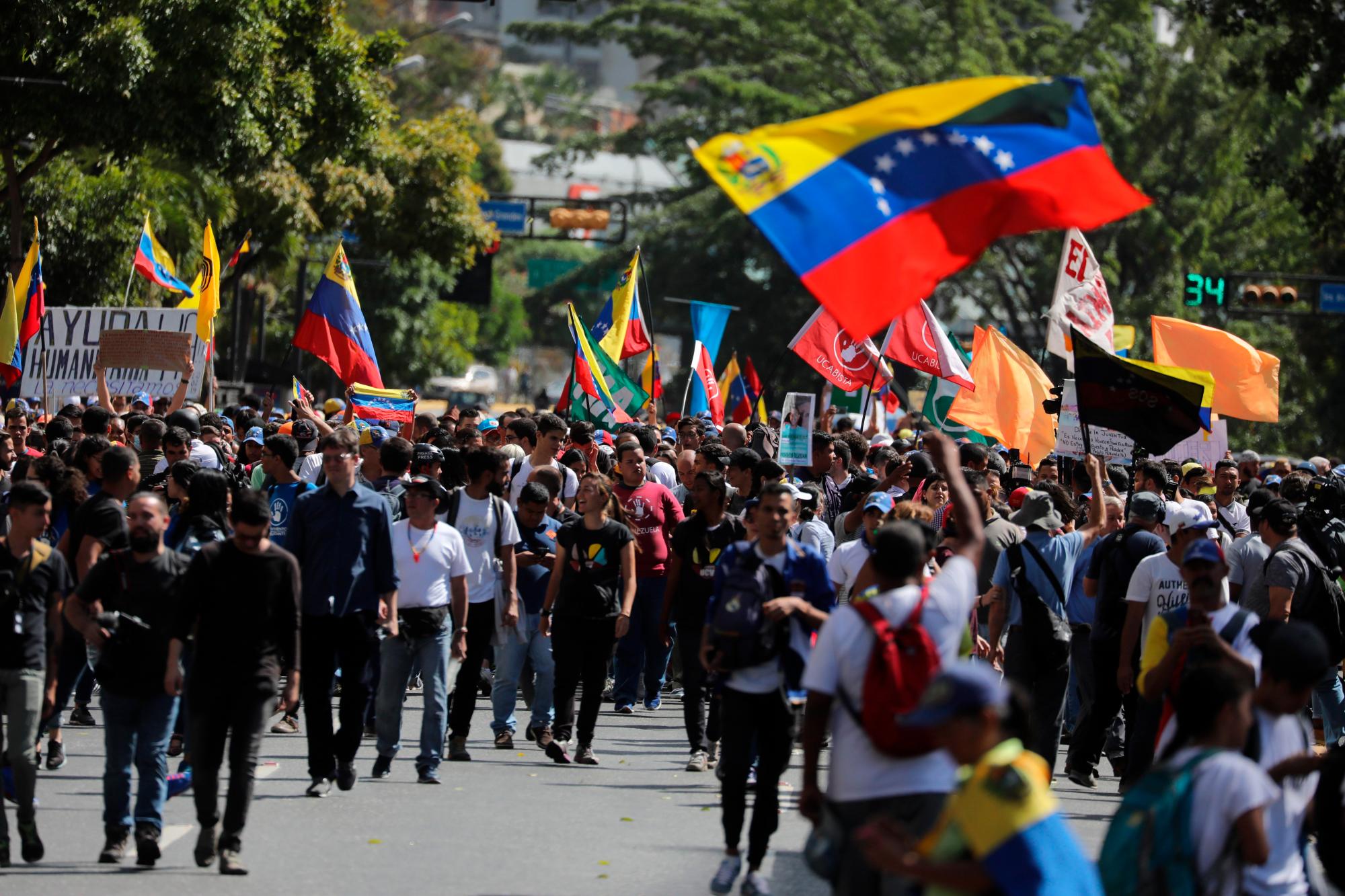 Opositores marchan contra Maduro en Venezuela