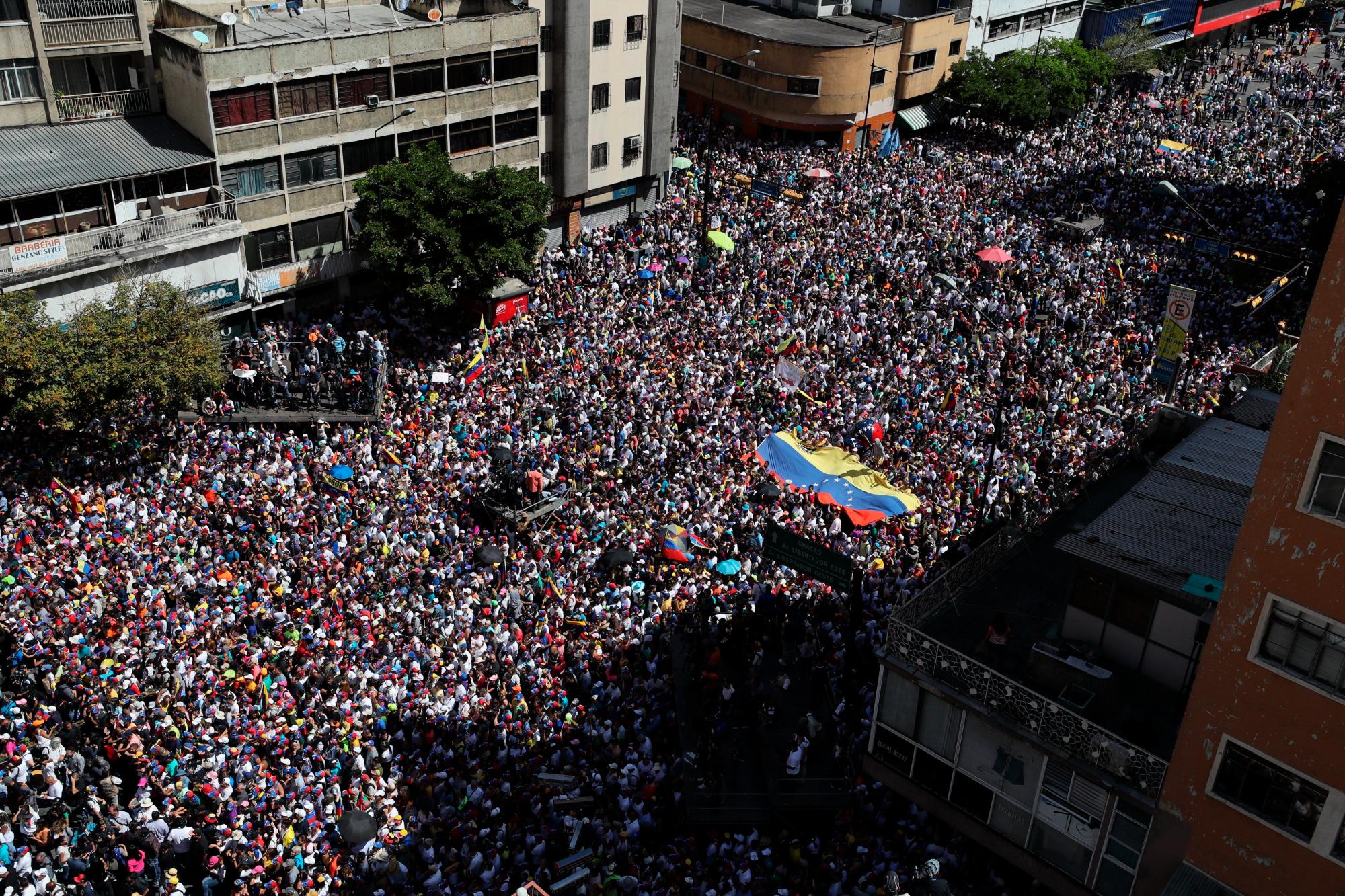 Cientos de personas opositoras al gobierno del presidente de Venezuela, Nicolás Maduro, marchan en reclamo del ingreso de la ayuda humanitaria que ya se acopia en la colombiana ciudad de Cúcuta, y que asegura servirá para paliar la severa crisis que atraviesa el país. 