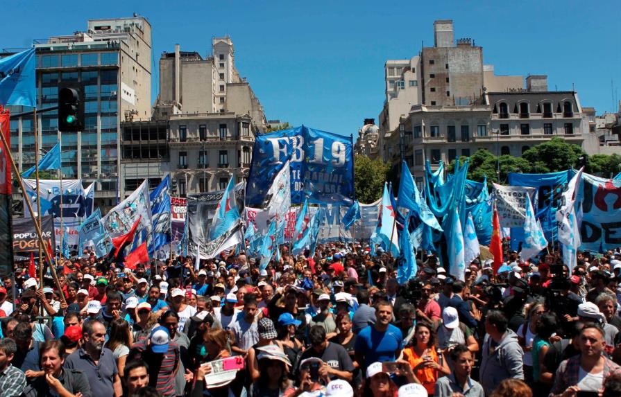 Miles protestan en Argentina contra el “hambre y los tarifazos”