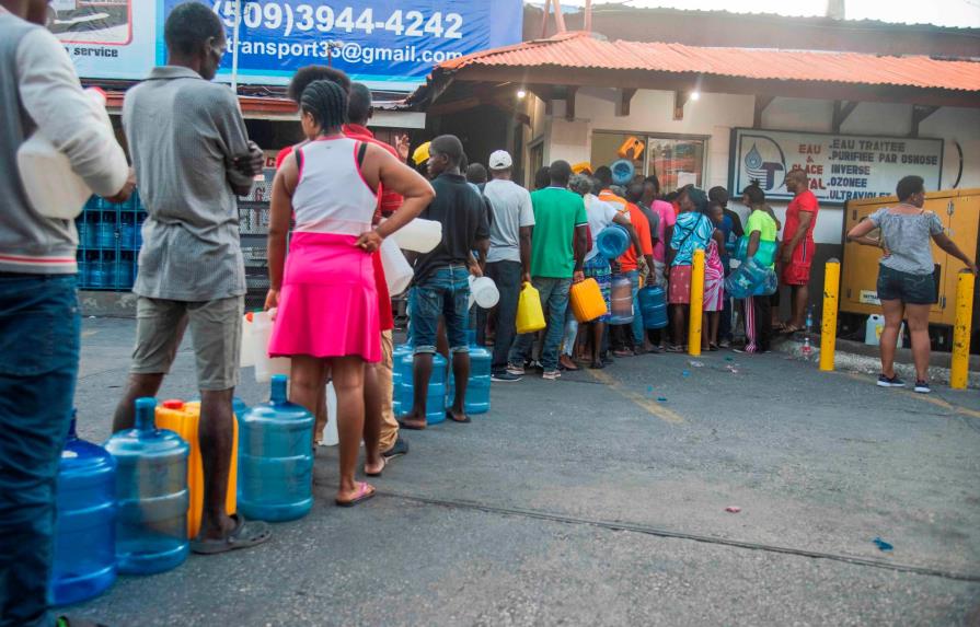 Haitianos salen en busca de comida y agua en medio de tensión política