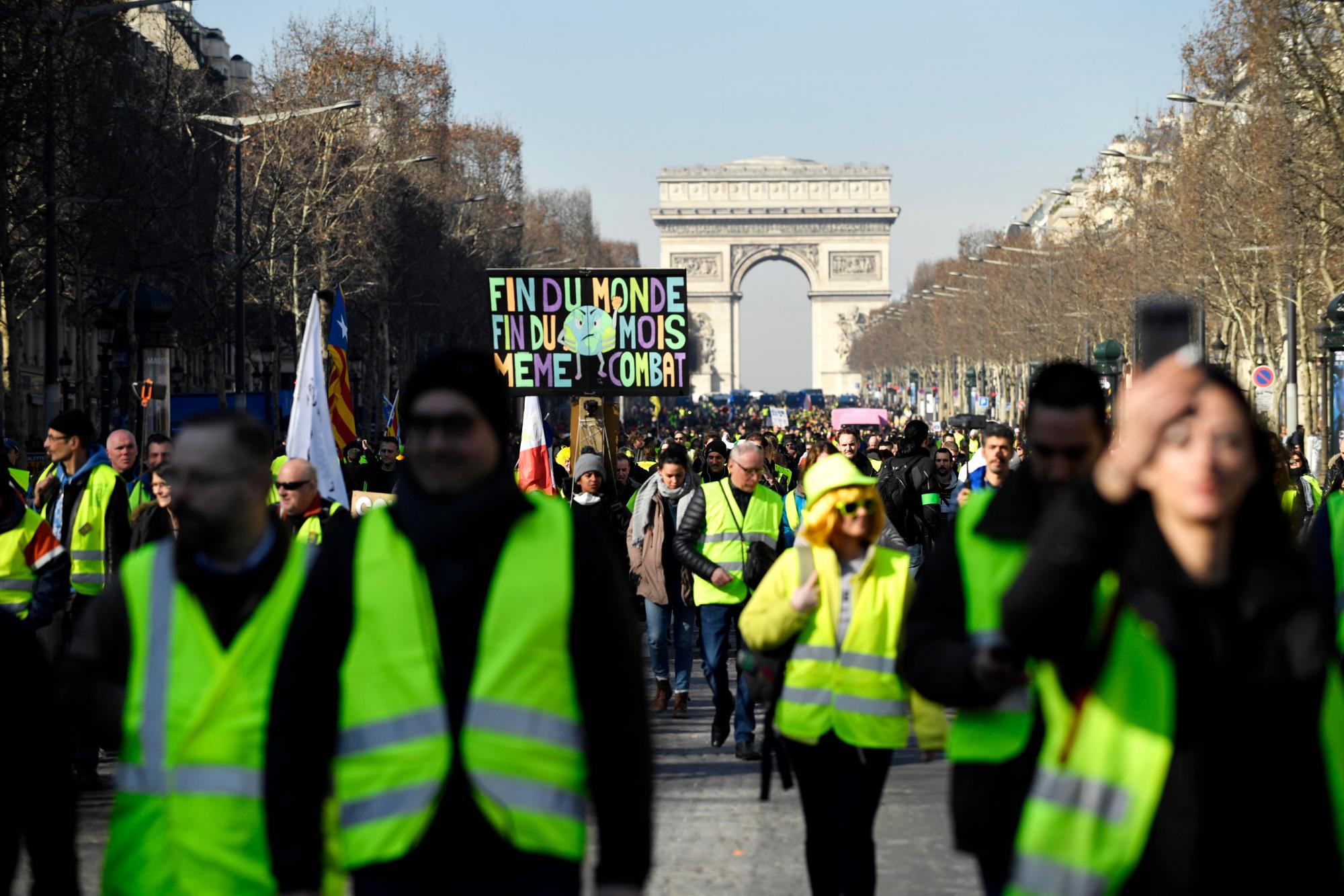 París (Francia), 16/02/2019.- Los manifestantes del movimiento ‘Gilets Jaunes’ (chalecos amarillos) caminan por la avenida de los Campos Elíseos cerca del Arco de Tiomphe durante la manifestación del ‘Acto XIV’ (la 14a protesta nacional consecutiva en un Sábado) en París, Francia, 16 de febrero de 2019. El llamado ‘Gilets Jaunes’ es un movimiento de protesta popular con partidarios de un amplio espectro del espectro político, que originalmente comenzó con una protesta en todo el país a fines de 2018 contra los altos precios del combustible