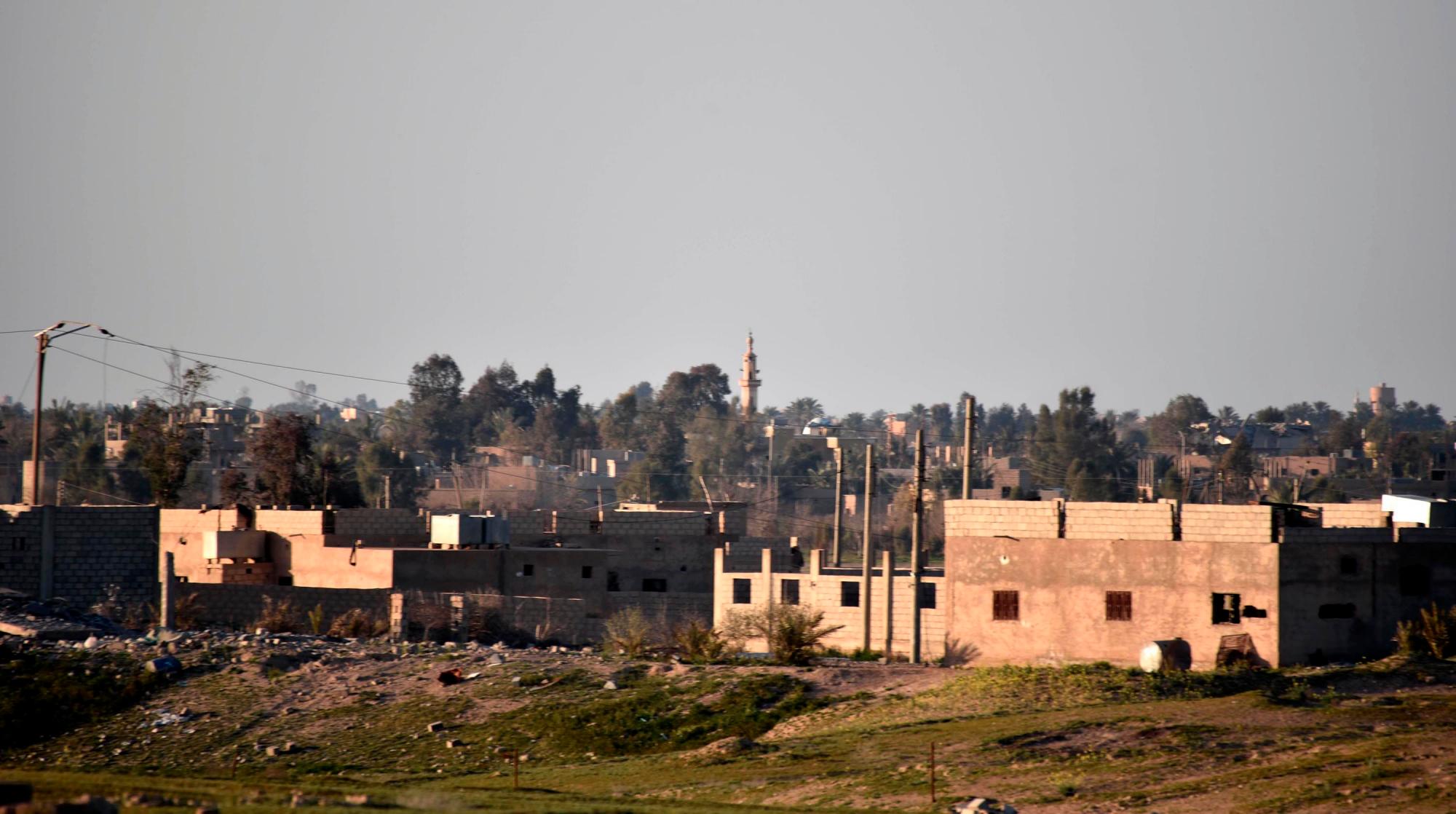 BAGHOUZ (SIRIA), 19/02/2019.- Vista general este martes a las afueras de Baghouz (Siria). La alta comisionada de las Naciones Unidas para los Derechos Humanos, Michelle Bachelet, manifestó su preocupación por las 200 familias atrapadas en Baghouz después de que el Estado Islámico (IS) impidiera a los civiles, entre ellos mujeres y niños, salieran de la ciudad de Baghouz, mientras que una fuente militar anunció que la evacuación de cientos de civiles del último enclave del Estado Islámico en la ciudad de Baghouz ha fracasado a pesar de la entrada de decenas de camiones para evacuarlos.