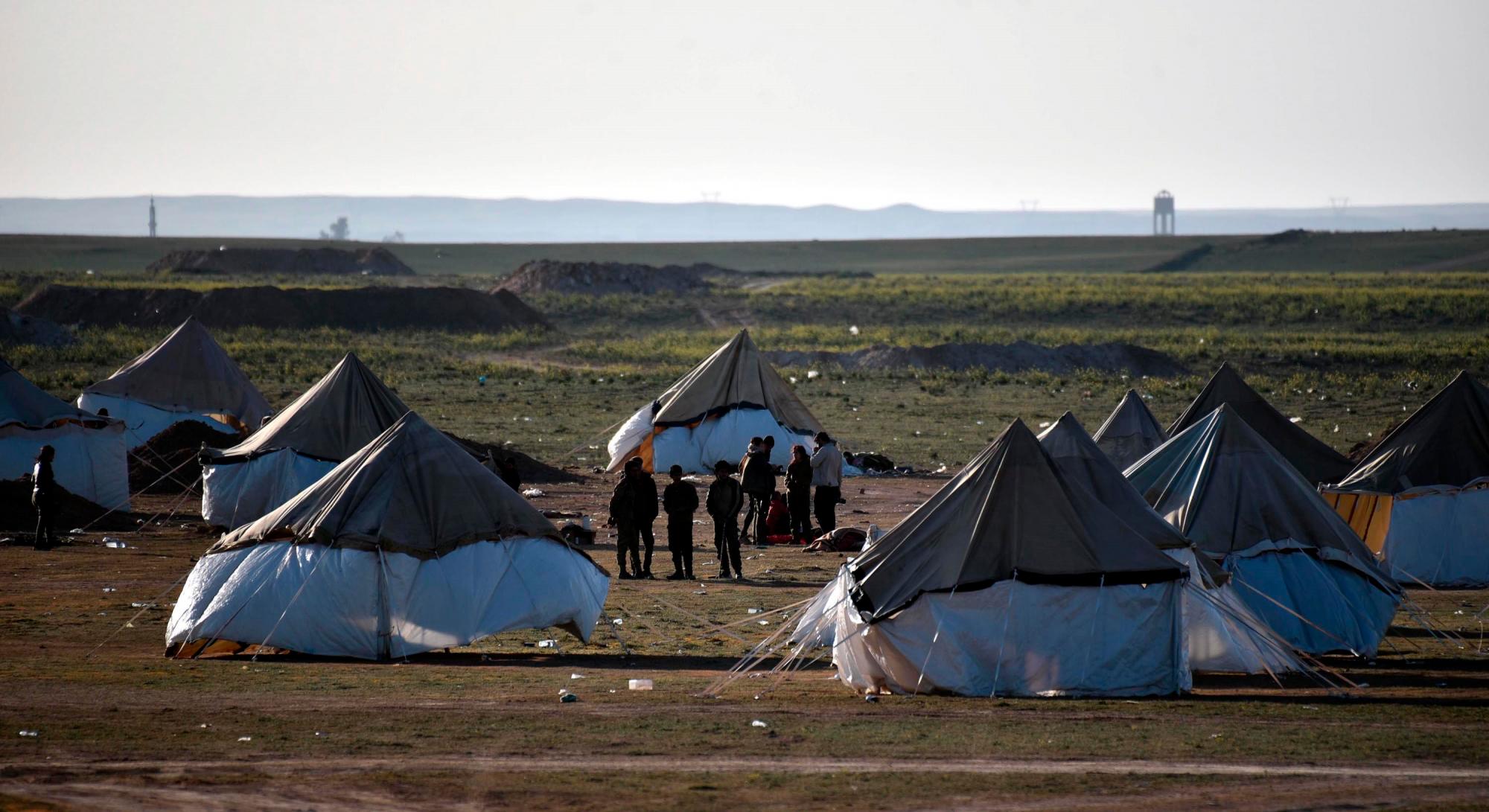 BAGHOUZ (SIRIA), 19/02/2019.- Integrante de las Fuerzas democráticas sirias respaldadas por Estados Unidos, montan guardia cerca de un campamento temporal para desplazados este martes a las afueras de Baghouz (Siria). La alta comisionada de las Naciones Unidas para los Derechos Humanos, Michelle Bachelet, manifestó su preocupación por las 200 familias atrapadas en Baghouz después de que el Estado Islámico (IS) impidiera a los civiles, entre ellos mujeres y niños, salieran de la ciudad de Baghouz, mientras que una fuente militar anunció que la evacuación de cientos de civiles del último enclave del Estado Islámico en la ciudad de Baghouz ha fracasado a pesar de la entrada de decenas de camiones para evacuarlos.