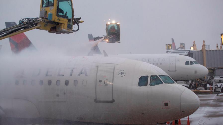 Más de 4,000 vuelos retrasados y 3,000 cancelados por una tormenta en EEUU