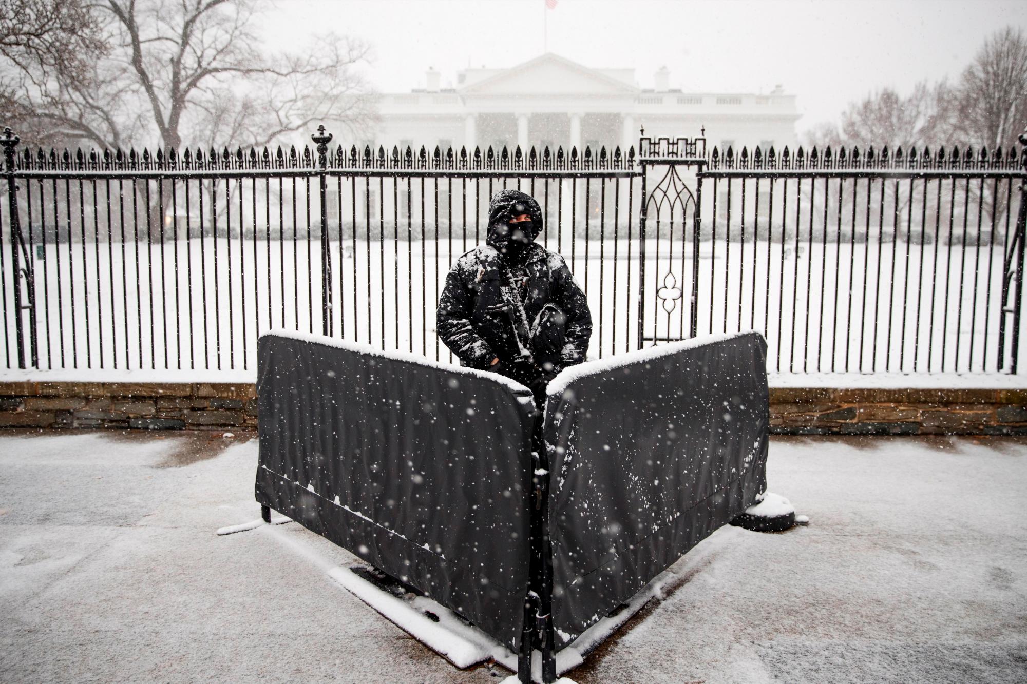 Un agente uniformado del Servicio Secreto patrulla el exterior de la Casa Blanca en Washington D.C  durante una tormenta de nieve. 