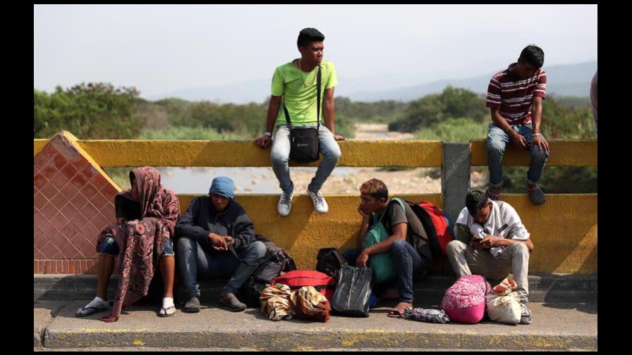 Militares venezolanos dispersan con gases manifestación en puente fronterizo con Colombia