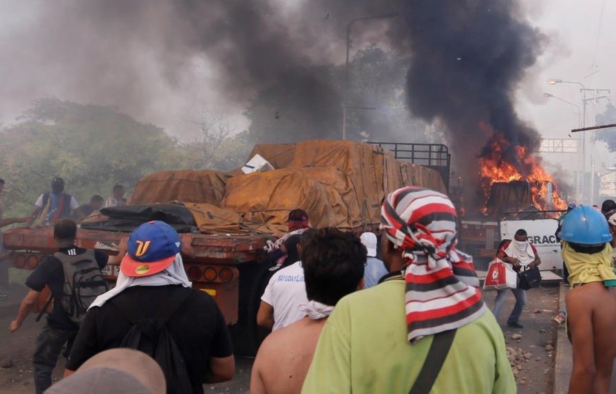 Dos camiones con ayuda son quemados en la frontera Venezuela-Colombia