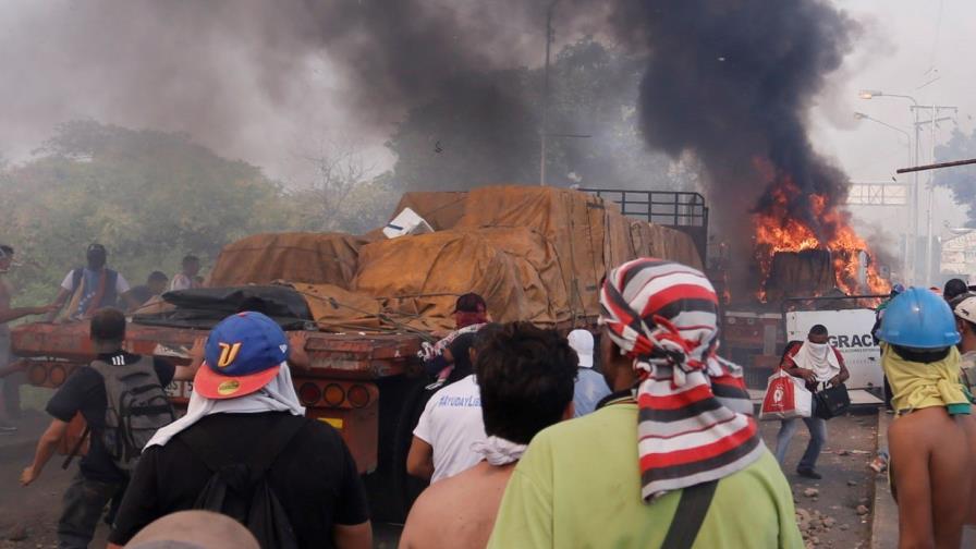Dos camiones con ayuda son quemados en la frontera Venezuela-Colombia