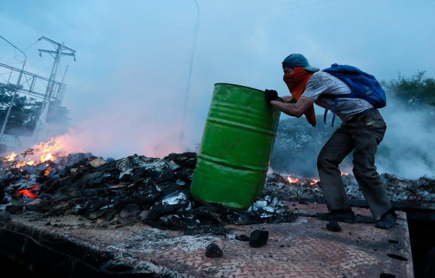 Ayuda humanitaria para Venezuela se repliega tras violento bloqueo de militares