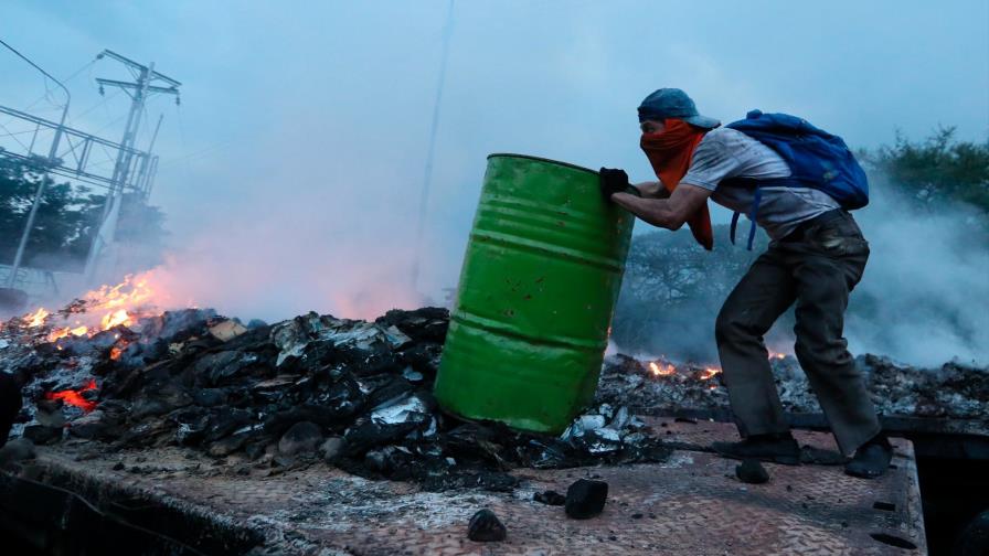 Ayuda humanitaria para Venezuela se repliega tras violento bloqueo de militares