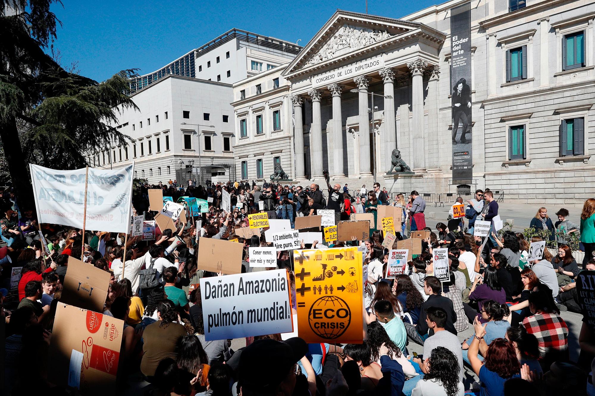 MADRID, 01/03/2019.- El movimiento #Fridays4Future de jóvenes contra el cambio climático, protagoniza una sentada frente al Congreso de los Diputados para pedir actuaciones urgentes contra el calentamiento global.