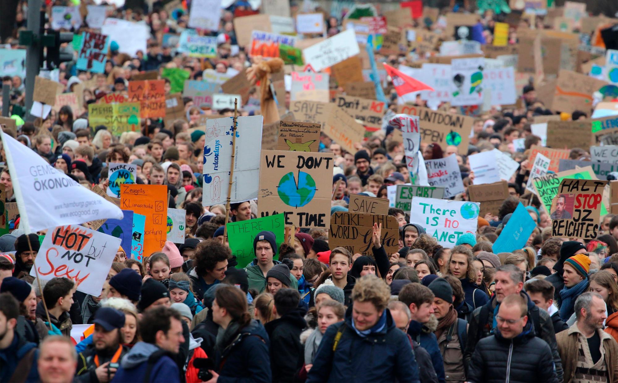 HAMBURGO (ALEMANIA), 01/03/2019.- Cientos de personas acuden a una manifestación contra el cambio climático, este viernes frente al ayuntamiento de Hamburgo (Alemania).