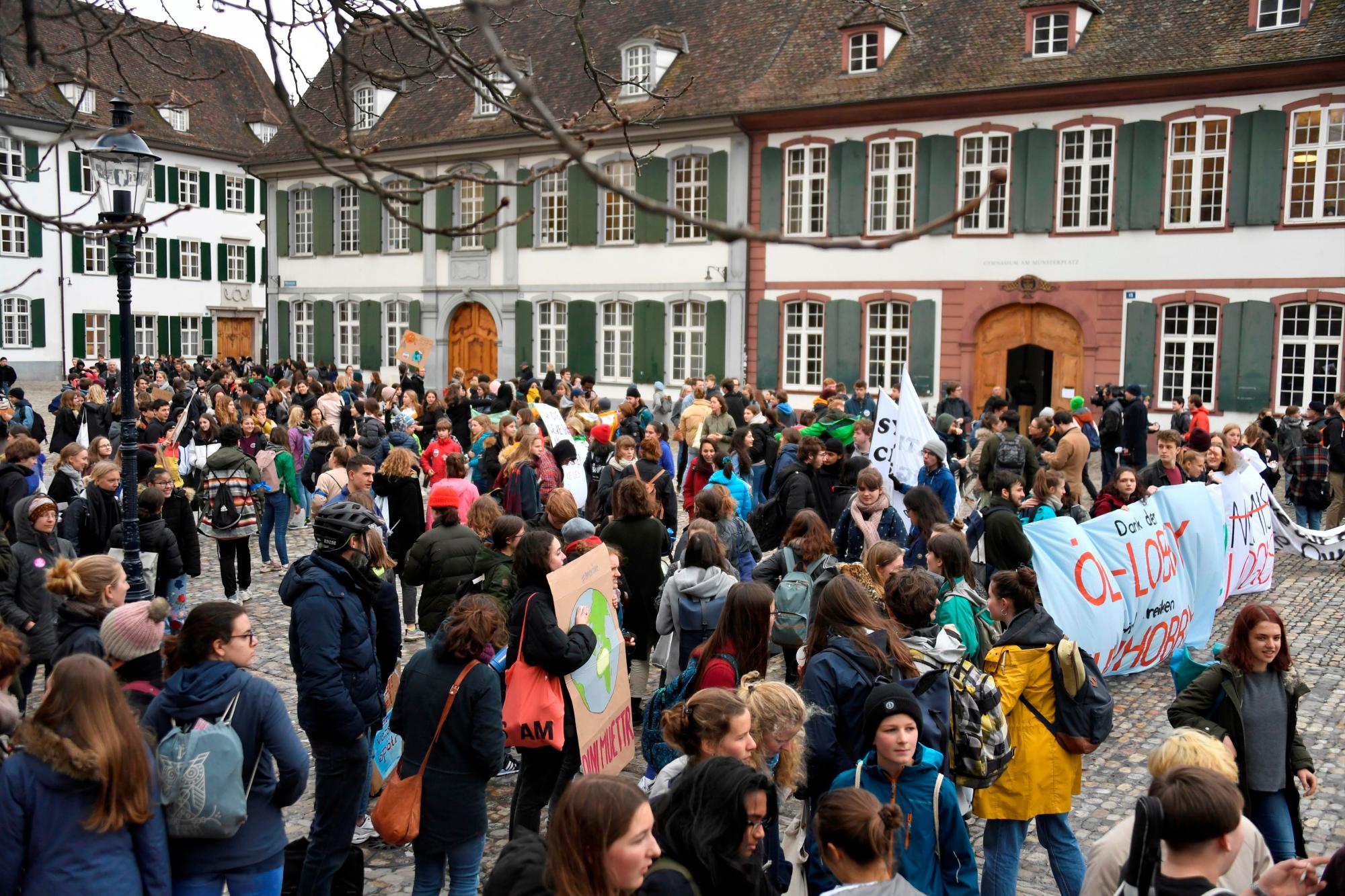 BASEL (SUIZA), 01/03/2019.- Varias personas acuden a una manifestación contra el cambio climático que denuncia la falta de concienciación medioambiental, este viernes en Basel (Suiza). Protestas similares se han desarrollado a lo largo del día en otras ciudades europeas.