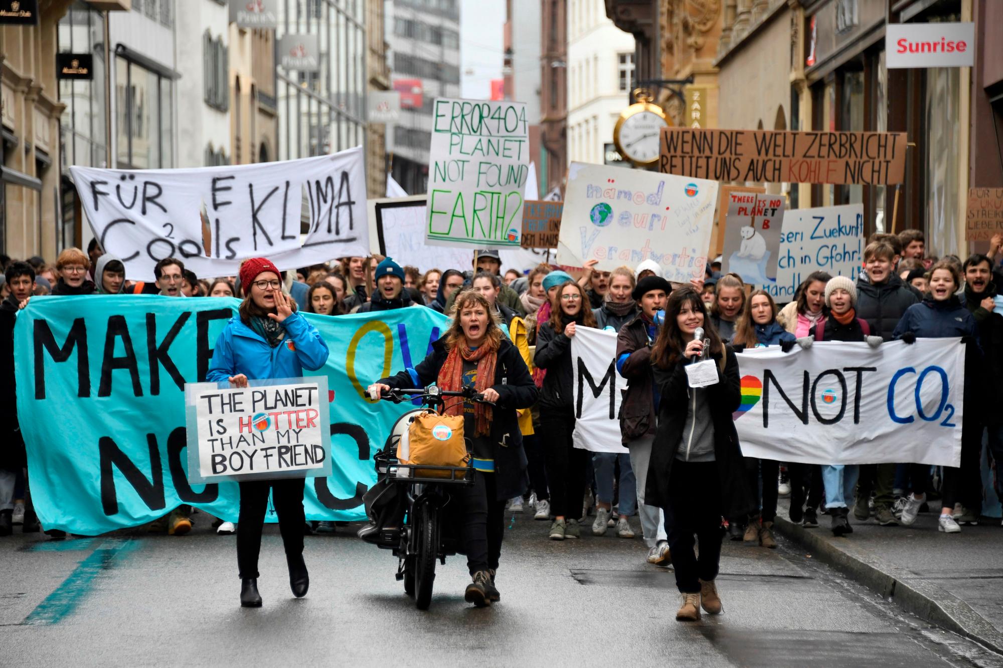 BASILEA (SUIZA), 01/03/2019.- Varios jóvenes se manifiestan contra el cambio climático, este viernes en Basilea (Suiza). Protestas similares se han desarrollado a lo largo del día en otras ciudades europeas, como en Hamburgo, donde la activista sueca Greta Thunberg, que se hizo celebre por su intervención en la cumbre de Davos (Suiza), encabezó hoy una manifestación de escolares alemanes en defensa de la protección del medioambiente.