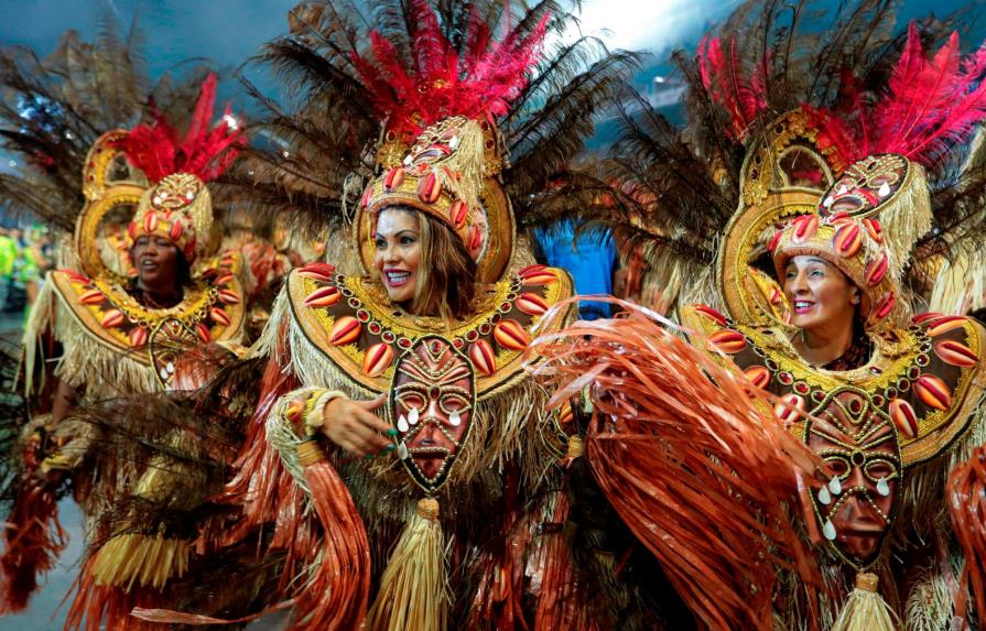 Millones de brasileños bailan tras las comparsas en el primer día de carnaval